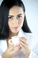 Piękna kobieta z kubkiem aromatycznej czarnej kawy