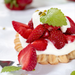 Kleines Erdbeertörtchen mit leichter Creme
