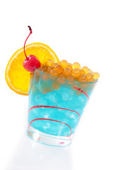 Blauer Cocktail mit gelben Bobas