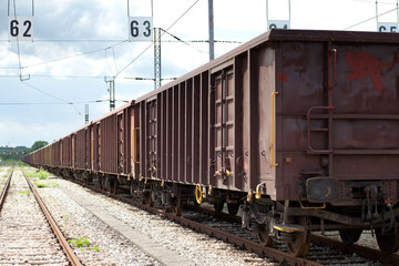 Fototapeta na wymiar Wagony towarowe kolejowe