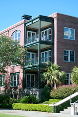 Fototapeta na wymiar Budynek z wielu balkonów