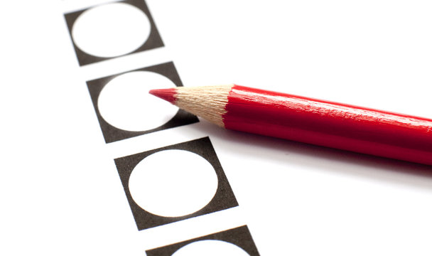 crayon rouge et bulletin de vote