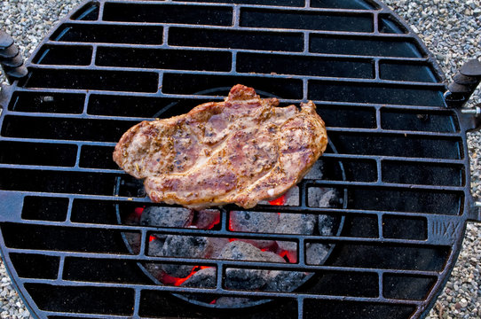 Schweinehals auf dem Holzkohle-Grill