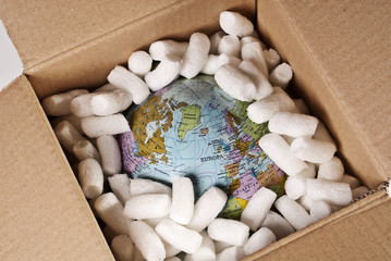 Im Karton verpackter Globus