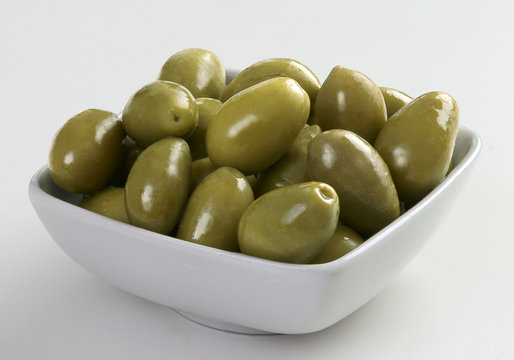 Olive verdi salate in ciotola