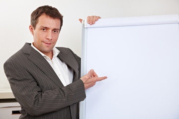 Manager zeigt auf leeres Flipchart