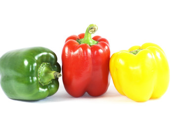 Des poivrons sur fond blanc