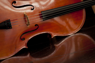 Fototapeta premium Cello schwarzer Hintergrund