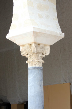 Capitel de avispero de Madinat al-Zahra en Córdoba - España