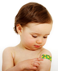 Kleinkind mit einem Pflaster am Oberarm