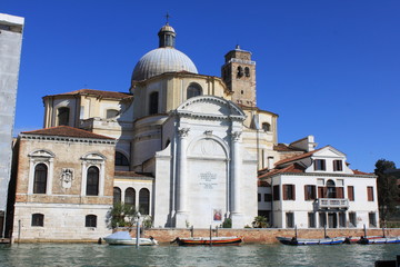 Fototapeta na wymiar Eglise sur le Grand Canal de Venise - Italie