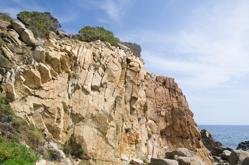 Sardegna,scogliera selvaggia e solitaria