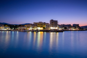 Fototapeta na wymiar Agios Nikolaos miasto w nocy na Krecie, Grecja