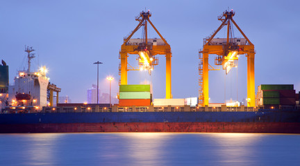 Obraz premium Cargo ship in port at dusk