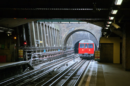 Fototapeta Red Train in London