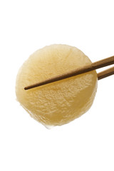 箸で掴んだおでんの大根