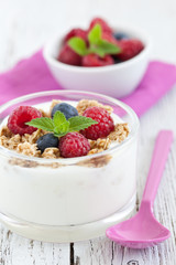 Joghurt mit Himbeeren