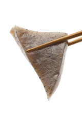 箸で掴んだおでんの蒟蒻