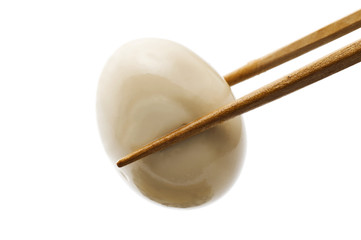箸で掴んだおでんのタマゴ