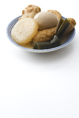 お皿に盛りつけたおでん