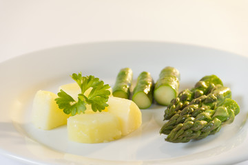 Grüner Spargel mit Kartoffel