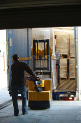 transport logistique - déchargement de camion