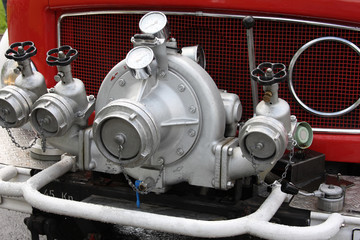 Schlauchverteiler an einem Feuerwehrauto