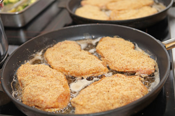 Panierte Schnitzel in einer Pfanne braten