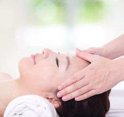 Obraz na płótnie Canvas close up of woman in head massage, spa