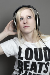 Junge Frau mit Kopfhörern und bedrucktem T-Shirt