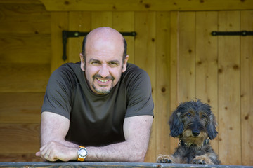 Cagnolino e padrone al balcone © Gianfranco Bella