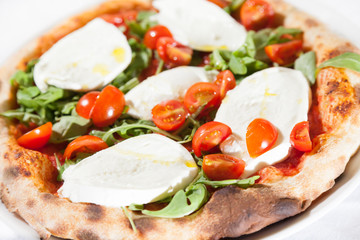 Pizza Italiana, pomodori freschi, rucola e mozzarella di bufala