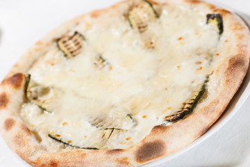 Pizza alle zucchine e parmigiano