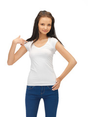 Fototapeta premium smiling teenage girl in blank white t-shirt