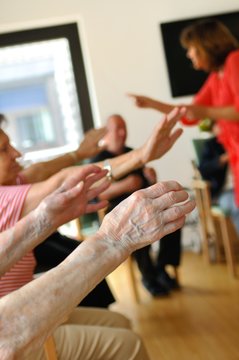 Hockergymnastik für Senioren mit den Händen