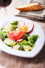 Salat mit Käsewürfeln und Wein