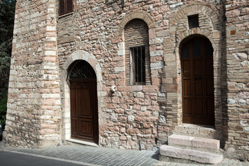 Fototapeta na wymiar drewniane drzwi mieszkalnych w Toskanii. Włochy