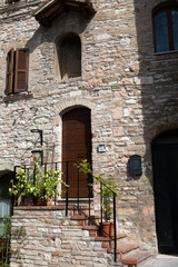 Fototapeta na wymiar Średniowieczna ulica we włoskim wzgórzu miasta Asyżu