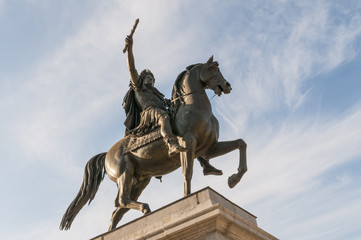 Obraz premium Małe alejki i stare domy w historycznym centrum miasta