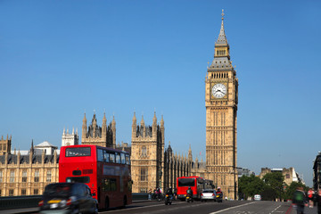 Fototapeta na wymiar Big Ben z autobusem Red City w Londyn, UK
