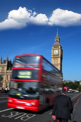 Obraz na płótnie Canvas Big Ben z czerwonym autobusem miasta w Londyn, UK