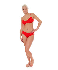 Attraktive junge Frau in rotem Bikini