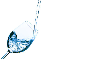 Wasser wird in ein Wasserglas eingefüllt