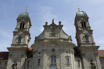Kloster Einsiedeln von unten weit