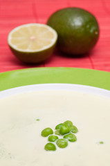 Grüne Erbsen in einer Erbsencremesuppe