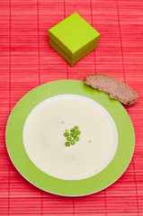 Suppe mit grünen Erbsen und Brot