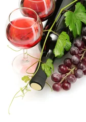 Fotobehang bottle and glasses of wine and ripe grapes isolated on white © Africa Studio