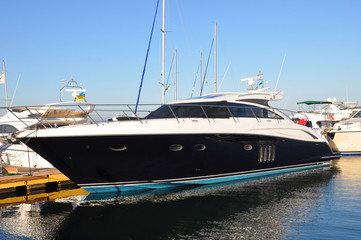 Fototapeta premium Черная яхта в порту Одессы