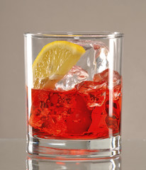 Un vaso de aperitivo coctel con un limón.