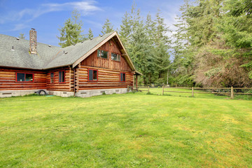Fototapeta na wymiar Old rustic American log cabin in the country side.